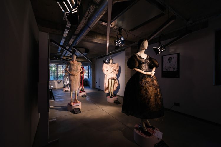 Simone Rocha. Fragilitatea ca formă de rezistență